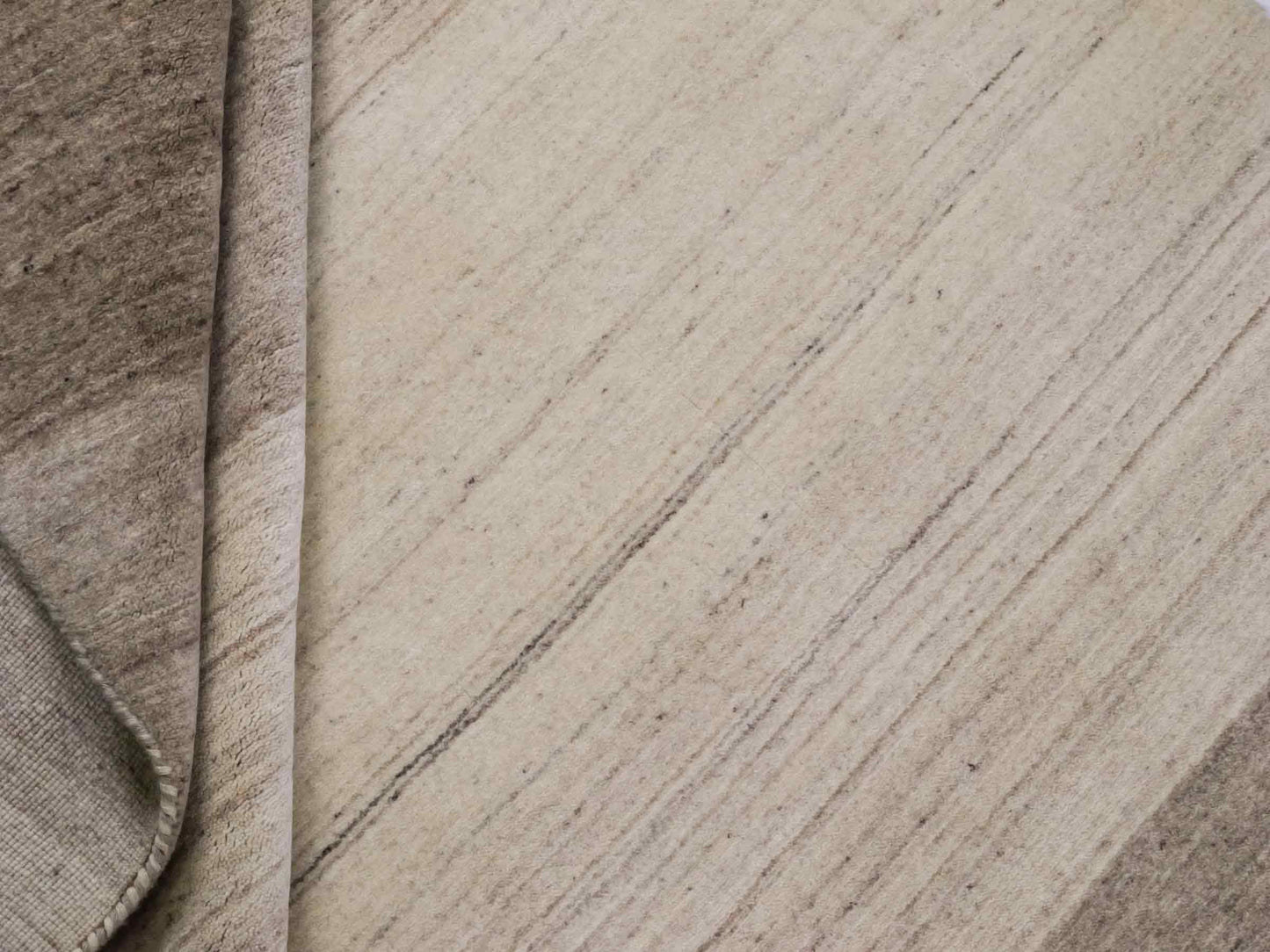 Moderner, Handloom Lori Gabbeh Orientteppich von Khademi aus Wolle, cremeweiß, beige, braun. Geometrisches Nomaden-Design. Produziert in Indien. Größe: 199x139cm. Teppichnummer: KB4-1791. Verkauf durch Jupiter Intl.