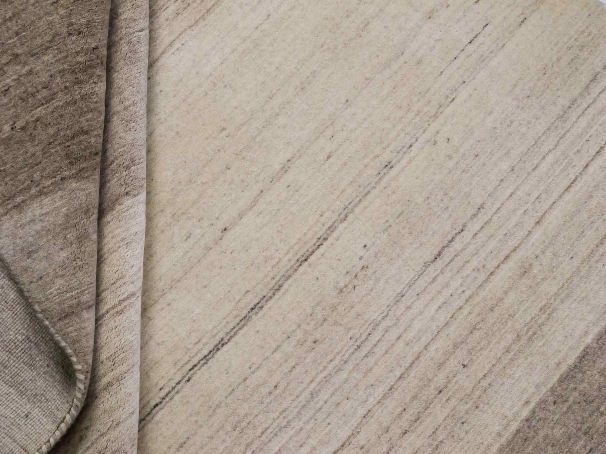 Moderner, Handloom Lori Gabbeh Orientteppich von Khademi aus Wolle, cremeweiß, beige, braun. Geometrisches Nomaden-Design. Produziert in Indien. Größe: 199x139cm. Teppichnummer: KB4-1791. Verkauf durch Jupiter Intl.