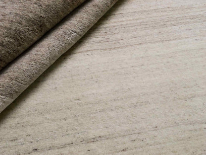 Moderner, Handloom Lori Gabbeh Orientteppich von Khademi aus Wolle, cremeweiß, beige, braun. Geometrisches Nomaden-Design. Produziert in Indien. Größe: 199x139cm. Teppichnummer: KB4-1791. Verkauf durch Jupiter Intl.