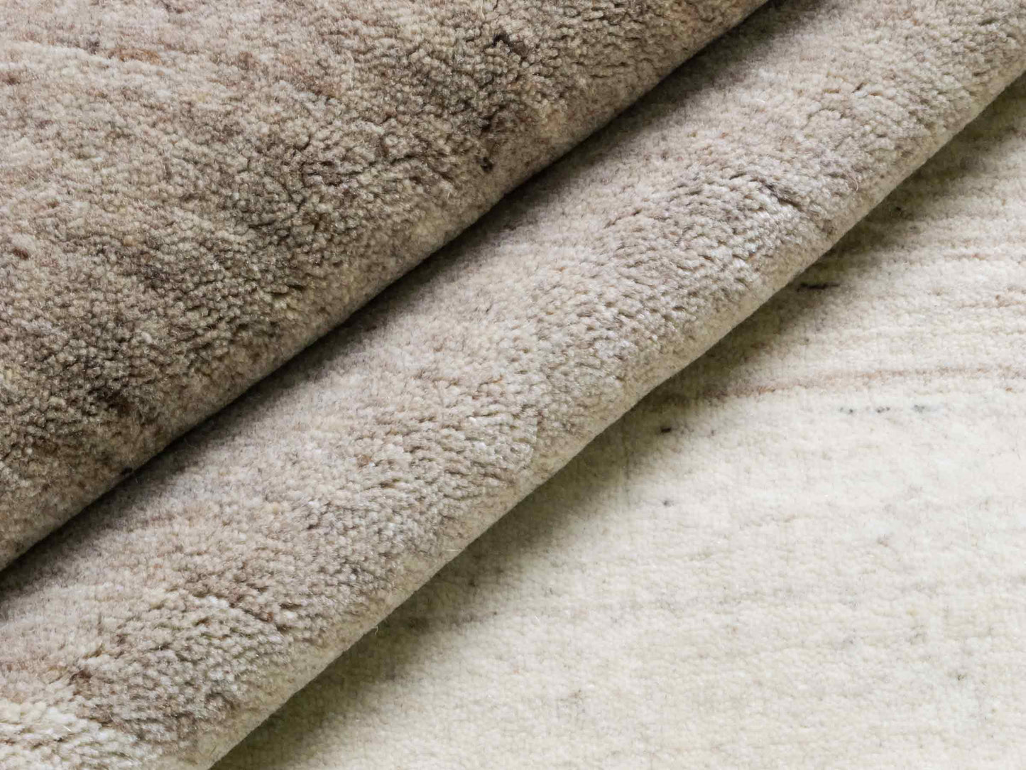 Moderner, Handloom Lori Gabbeh Orientteppich von Khademi aus Wolle, cremeweiß, beige, braun. Geometrisches Nomaden-Design. Produziert in Indien. Größe: 199x139cm. Teppichnummer: KB4-1791. Verkauf durch Jupiter Intl.