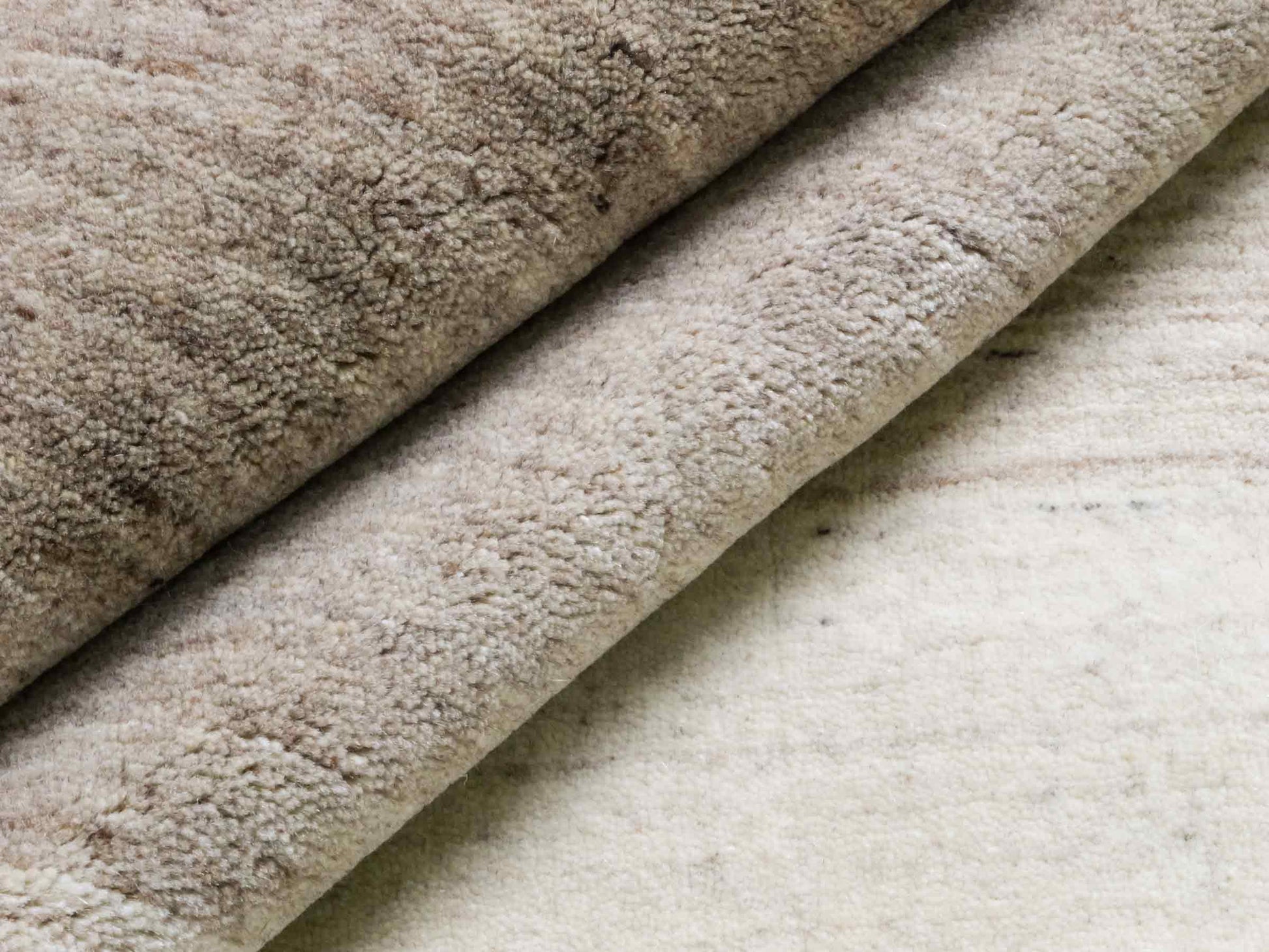 Moderner, Handloom Lori Gabbeh Orientteppich von Khademi aus Wolle, cremeweiß, beige, braun. Geometrisches Nomaden-Design. Produziert in Indien. Größe: 199x139cm. Teppichnummer: KB4-1791. Verkauf durch Jupiter Intl.