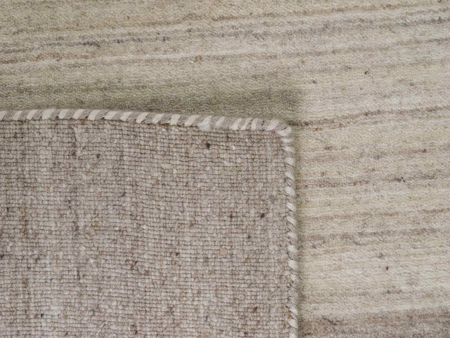 Moderner, Handloom Lori Gabbeh Orientteppich von Khademi aus Wolle, cremeweiß, beige, braun. Geometrisches Nomaden-Design. Produziert in Indien. Größe: 199x139cm. Teppichnummer: KB4-1791. Verkauf durch Jupiter Intl.