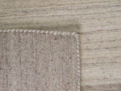 Moderner, Handloom Lori Gabbeh Orientteppich von Khademi aus Wolle, cremeweiß, beige, braun. Geometrisches Nomaden-Design. Produziert in Indien. Größe: 199x139cm. Teppichnummer: KB4-1791. Verkauf durch Jupiter Intl.