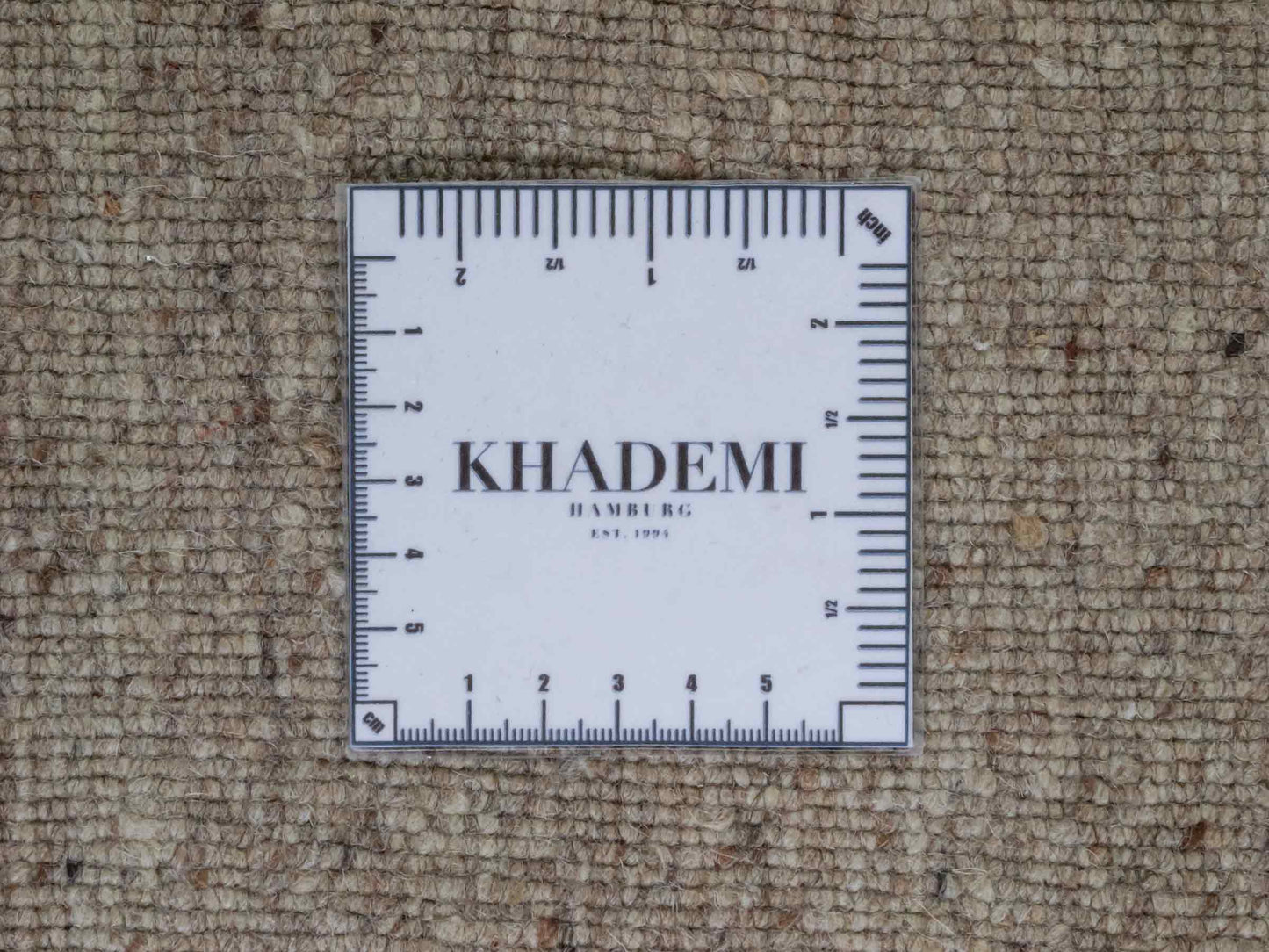 Moderner, Handloom Lori Gabbeh Orientteppich von Khademi aus Wolle, cremeweiß, beige, braun. Geometrisches Nomaden-Design. Produziert in Indien. Größe: 199x139cm. Teppichnummer: KB4-1791. Verkauf durch Jupiter Intl.