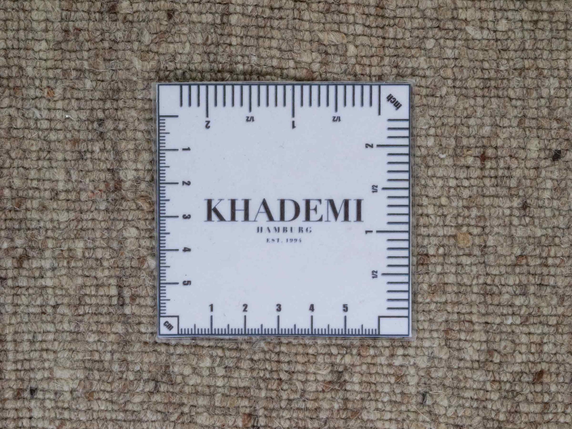 Moderner, Handloom Lori Gabbeh Orientteppich von Khademi aus Wolle, cremeweiß, beige, braun. Geometrisches Nomaden-Design. Produziert in Indien. Größe: 199x139cm. Teppichnummer: KB4-1791. Verkauf durch Jupiter Intl.