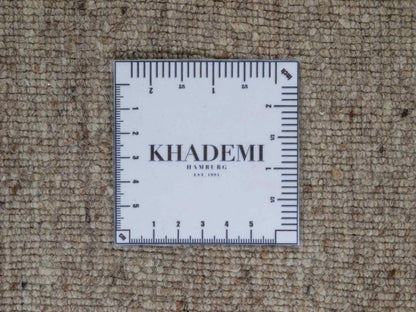 Moderner, Handloom Lori Gabbeh Orientteppich von Khademi aus Wolle, cremeweiß, beige, braun. Geometrisches Nomaden-Design. Produziert in Indien. Größe: 199x139cm. Teppichnummer: KB4-1791. Verkauf durch Jupiter Intl.