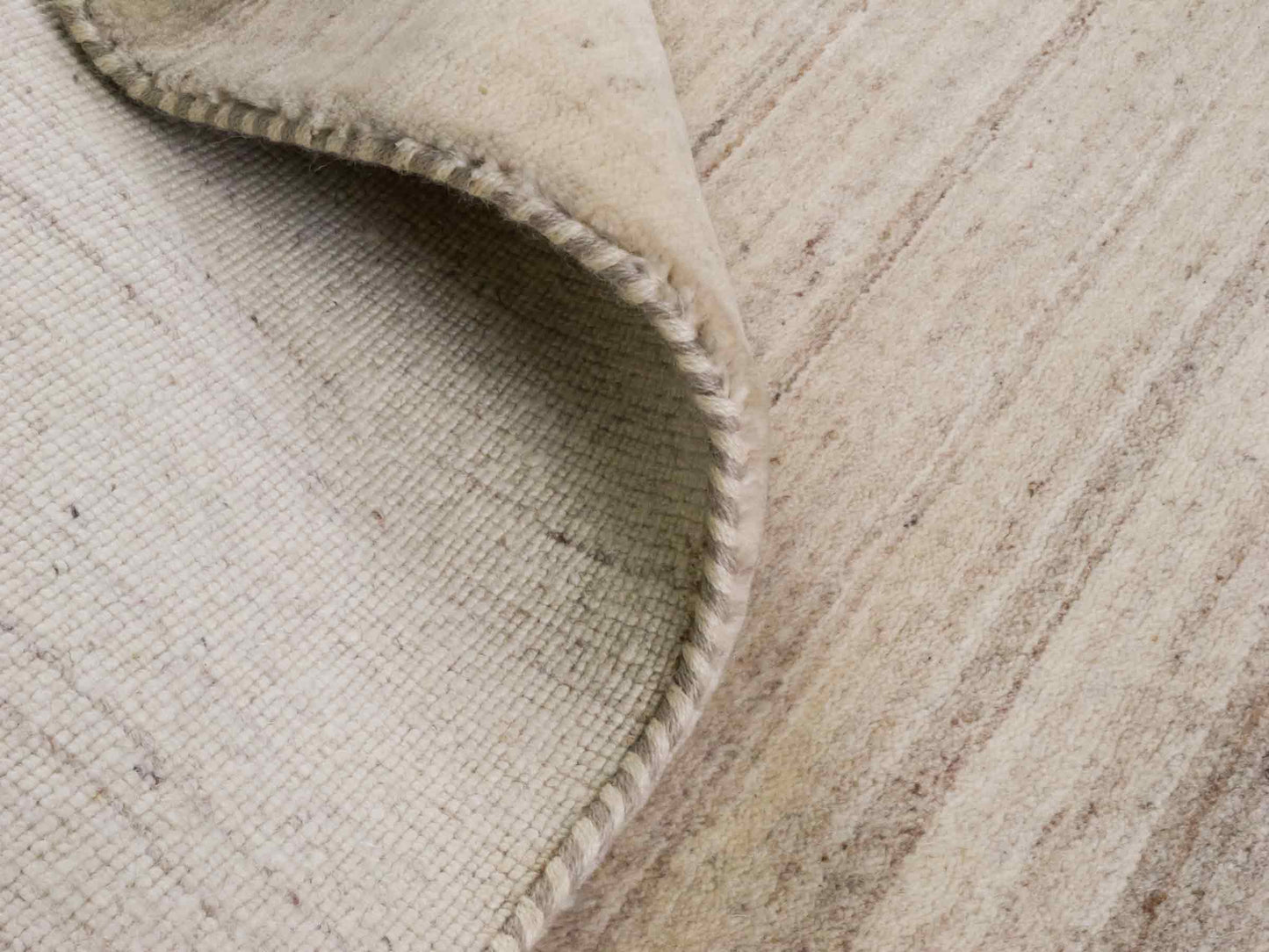 Moderner, Handloom Lori Gabbeh Orientteppich von Khademi aus Wolle, cremeweiß, beige, braun. Geometrisches Nomaden-Design. Produziert in Indien. Größe: 199x139cm. Teppichnummer: KB4-1791. Verkauf durch Jupiter Intl.