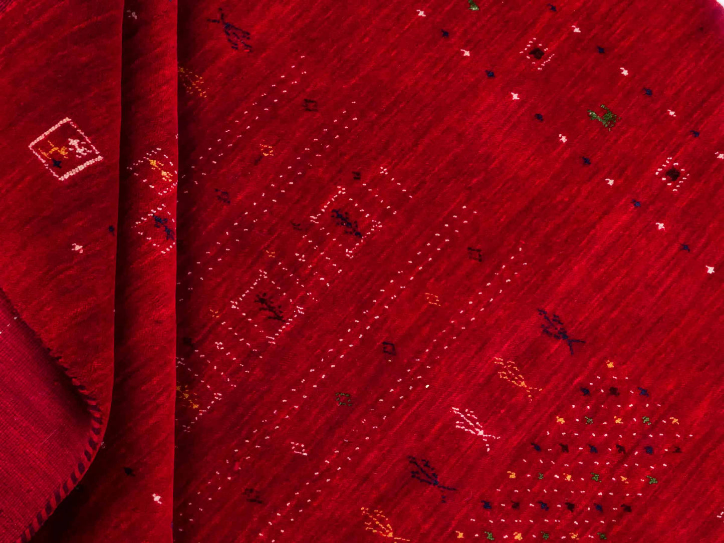 Moderner, Handloom Lori Gabbeh Orientteppich von Khademi aus Wolle, rot. Geometrisches Nomaden-Design. Produziert in Indien. Größe: 199x139cm. Teppichnummer: KB4-1794. Verkauf durch Jupiter Intl.