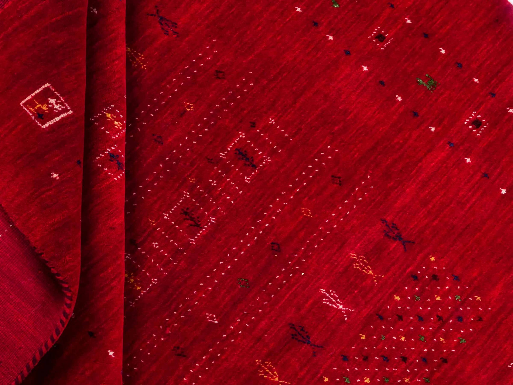 Moderner, Handloom Lori Gabbeh Orientteppich von Khademi aus Wolle, rot. Geometrisches Nomaden-Design. Produziert in Indien. Größe: 199x139cm. Teppichnummer: KB4-1794. Verkauf durch Jupiter Intl.