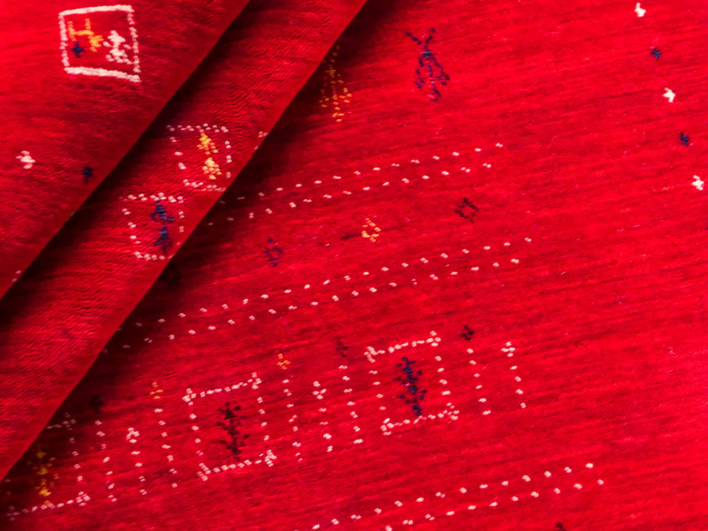 Moderner, Handloom Lori Gabbeh Orientteppich von Khademi aus Wolle, rot. Geometrisches Nomaden-Design. Produziert in Indien. Größe: 199x139cm. Teppichnummer: KB4-1794. Verkauf durch Jupiter Intl.
