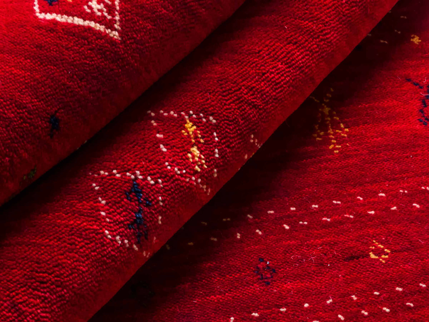 Moderner, Handloom Lori Gabbeh Orientteppich von Khademi aus Wolle, rot. Geometrisches Nomaden-Design. Produziert in Indien. Größe: 199x139cm. Teppichnummer: KB4-1794. Verkauf durch Jupiter Intl.