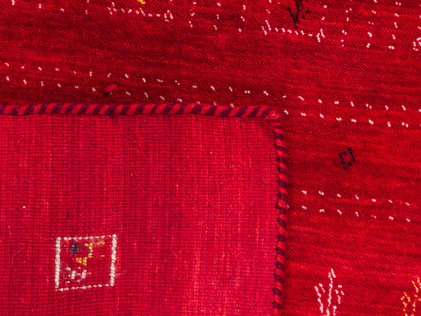 Moderner, Handloom Lori Gabbeh Orientteppich von Khademi aus Wolle, rot. Geometrisches Nomaden-Design. Produziert in Indien. Größe: 199x139cm. Teppichnummer: KB4-1794. Verkauf durch Jupiter Intl.