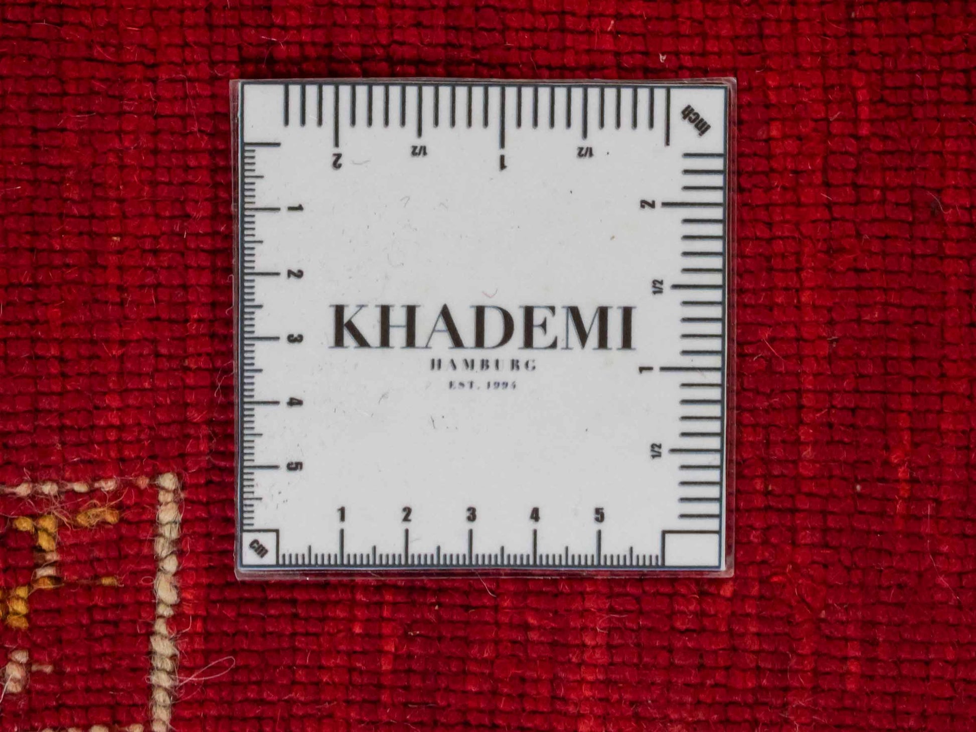 Moderner, Handloom Lori Gabbeh Orientteppich von Khademi aus Wolle, rot. Geometrisches Nomaden-Design. Produziert in Indien. Größe: 199x139cm. Teppichnummer: KB4-1794. Verkauf durch Jupiter Intl.