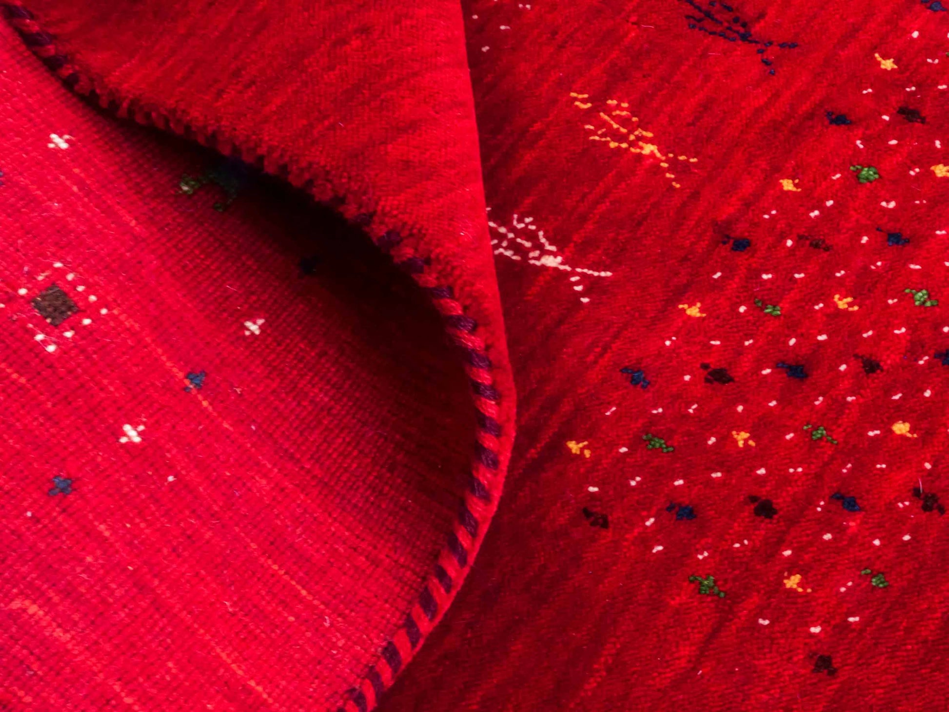 Moderner, Handloom Lori Gabbeh Orientteppich von Khademi aus Wolle, rot. Geometrisches Nomaden-Design. Produziert in Indien. Größe: 199x139cm. Teppichnummer: KB4-1794. Verkauf durch Jupiter Intl.