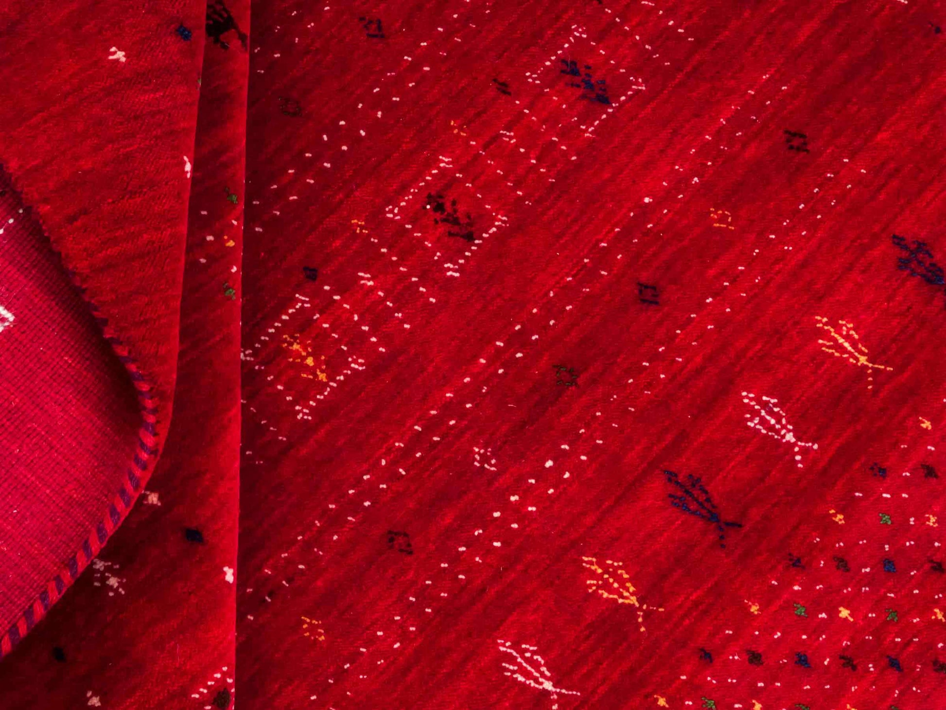 Moderner, Handloom Lori Gabbeh Orientteppich von Khademi aus Wolle, rot. Geometrisches Nomaden-Design. Produziert in Indien. Größe: 199x140cm. Teppichnummer: KB4-1779. Verkauf durch Jupiter Intl.