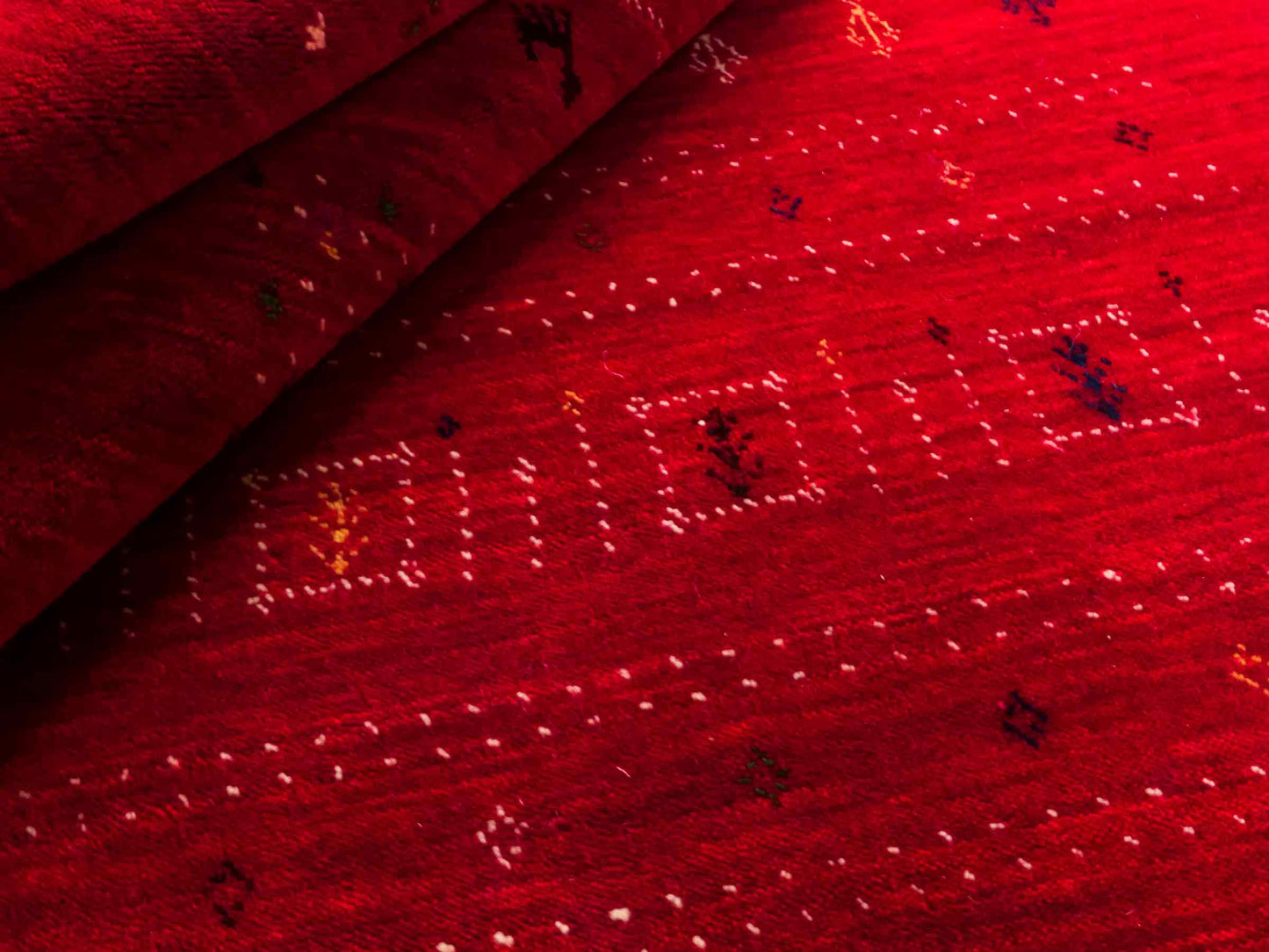 Moderner, Handloom Lori Gabbeh Orientteppich von Khademi aus Wolle, rot. Geometrisches Nomaden-Design. Produziert in Indien. Größe: 199x140cm. Teppichnummer: KB4-1779. Verkauf durch Jupiter Intl.