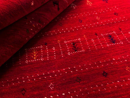 Moderner, Handloom Lori Gabbeh Orientteppich von Khademi aus Wolle, rot. Geometrisches Nomaden-Design. Produziert in Indien. Größe: 199x140cm. Teppichnummer: KB4-1779. Verkauf durch Jupiter Intl.