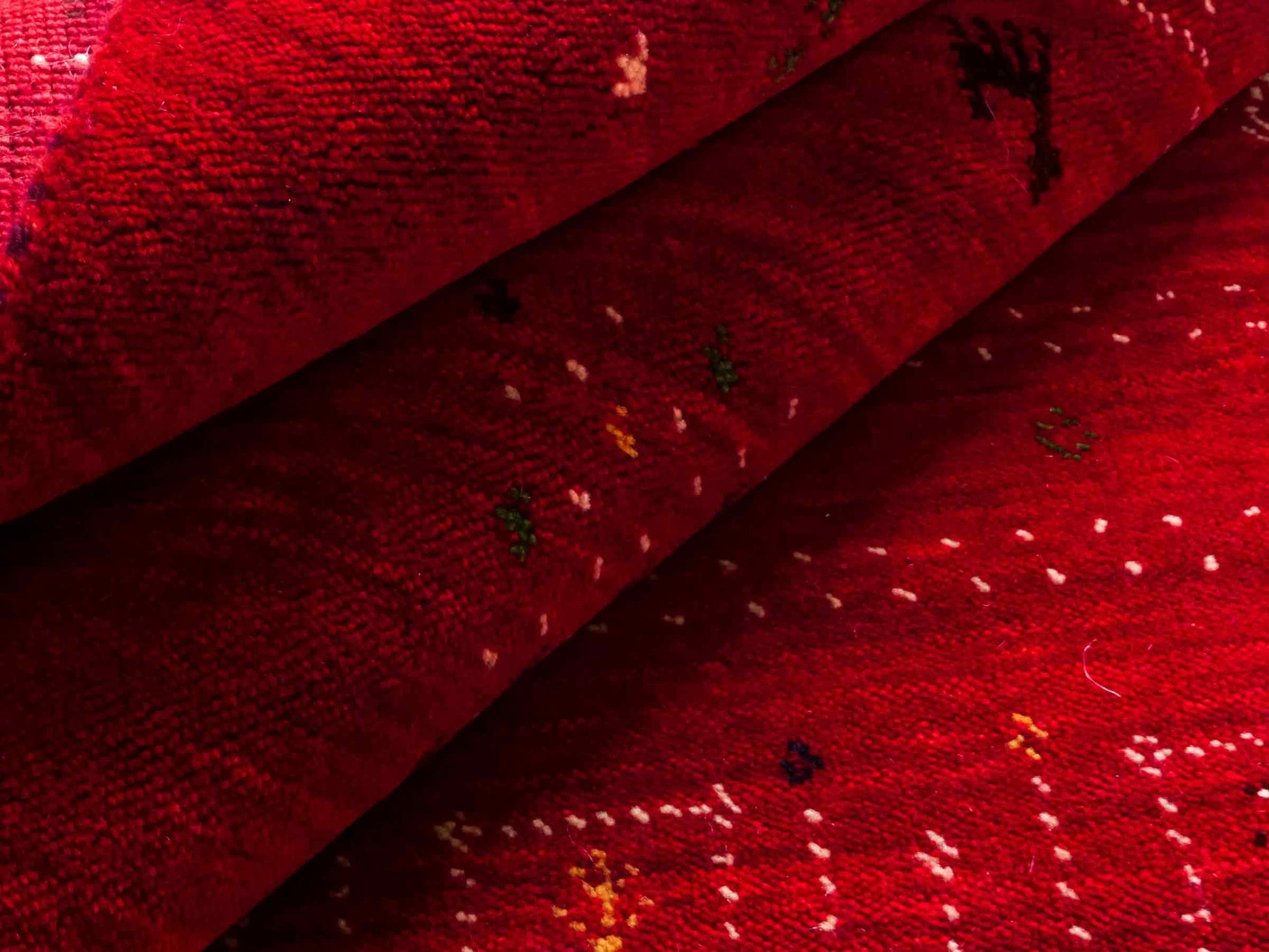 Moderner, Handloom Lori Gabbeh Orientteppich von Khademi aus Wolle, rot. Geometrisches Nomaden-Design. Produziert in Indien. Größe: 199x140cm. Teppichnummer: KB4-1779. Verkauf durch Jupiter Intl.