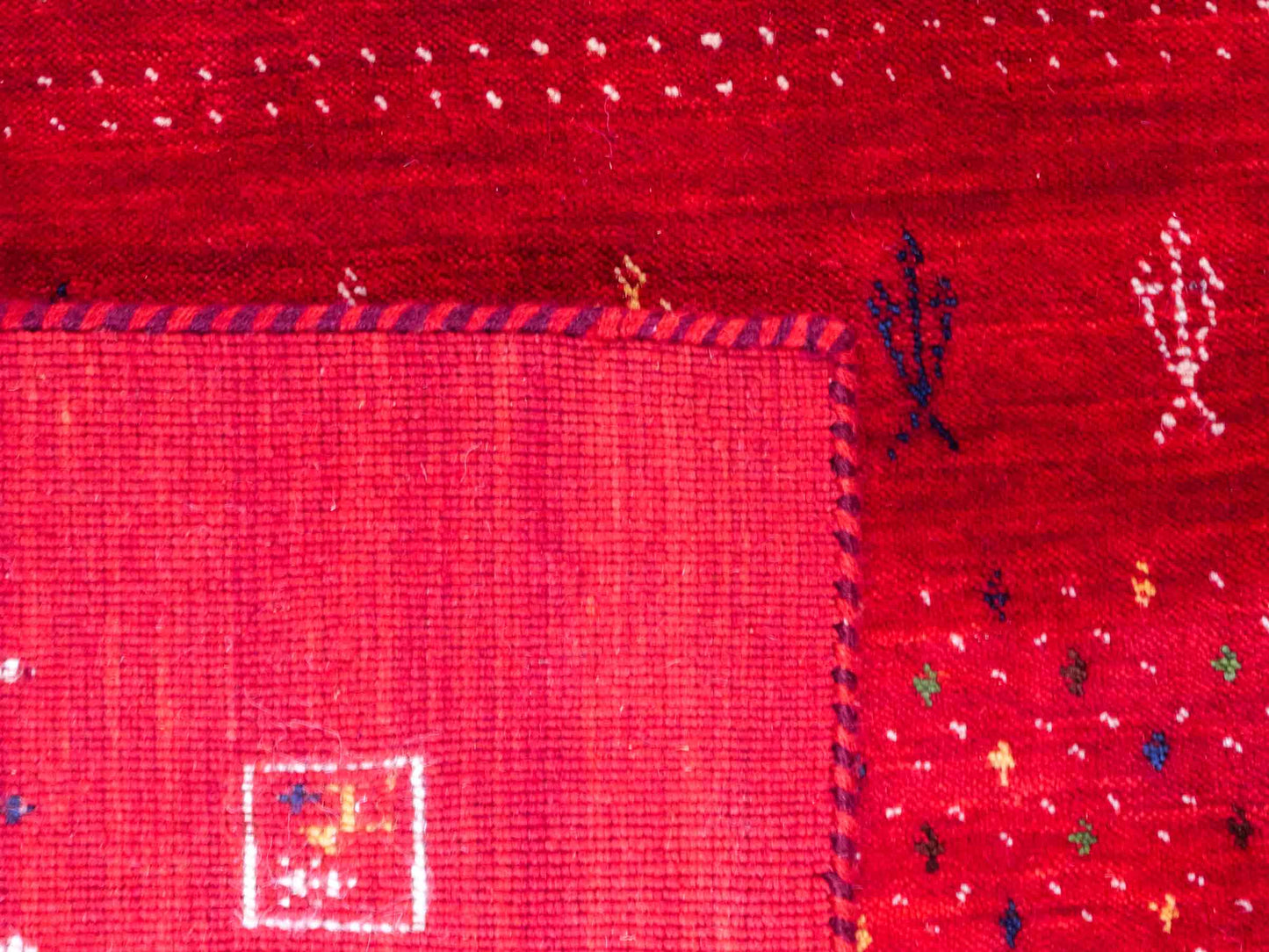 Moderner, Handloom Lori Gabbeh Orientteppich von Khademi aus Wolle, rot. Geometrisches Nomaden-Design. Produziert in Indien. Größe: 199x140cm. Teppichnummer: KB4-1779. Verkauf durch Jupiter Intl.