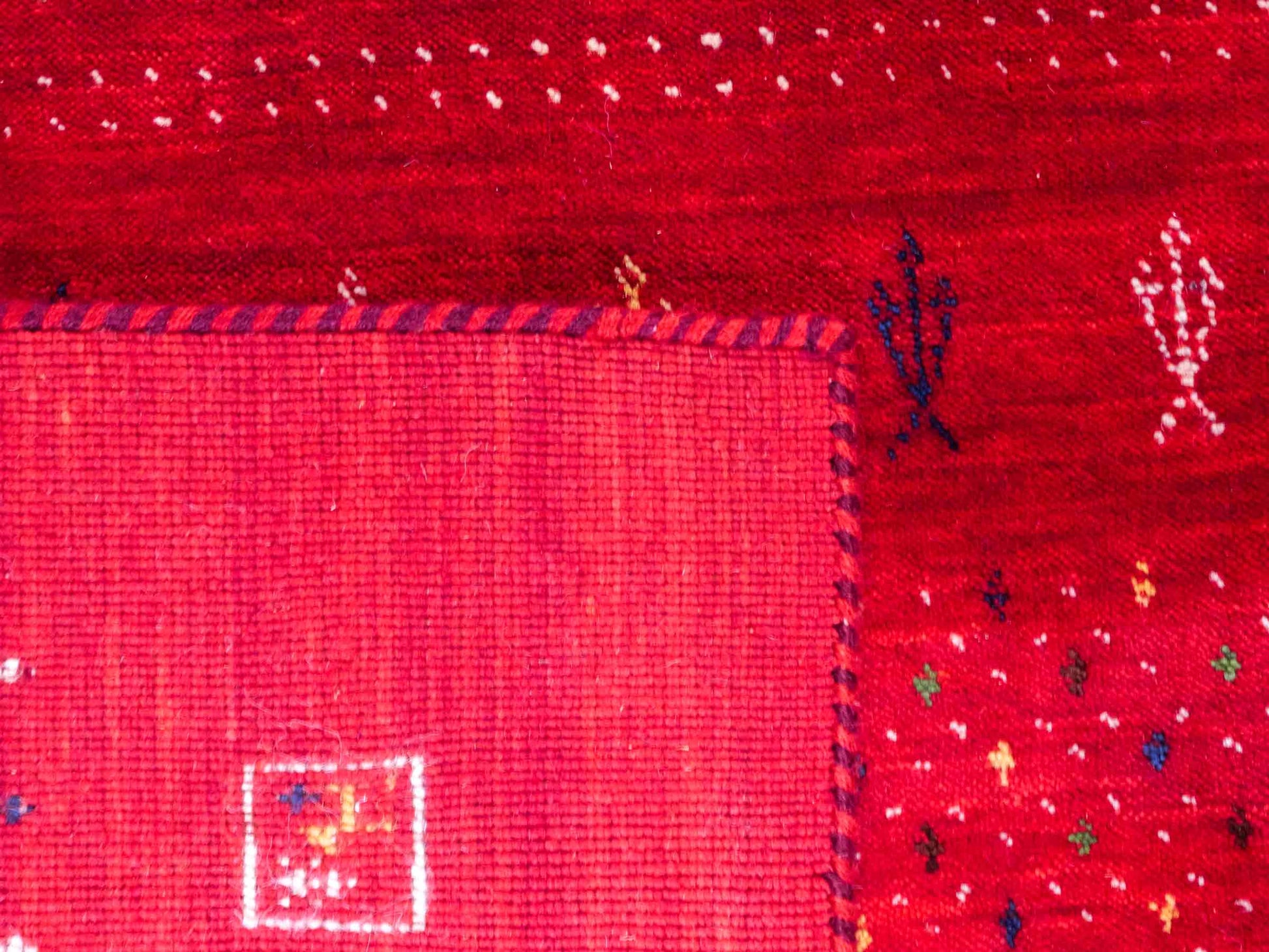 Moderner, Handloom Lori Gabbeh Orientteppich von Khademi aus Wolle, rot. Geometrisches Nomaden-Design. Produziert in Indien. Größe: 199x140cm. Teppichnummer: KB4-1779. Verkauf durch Jupiter Intl.