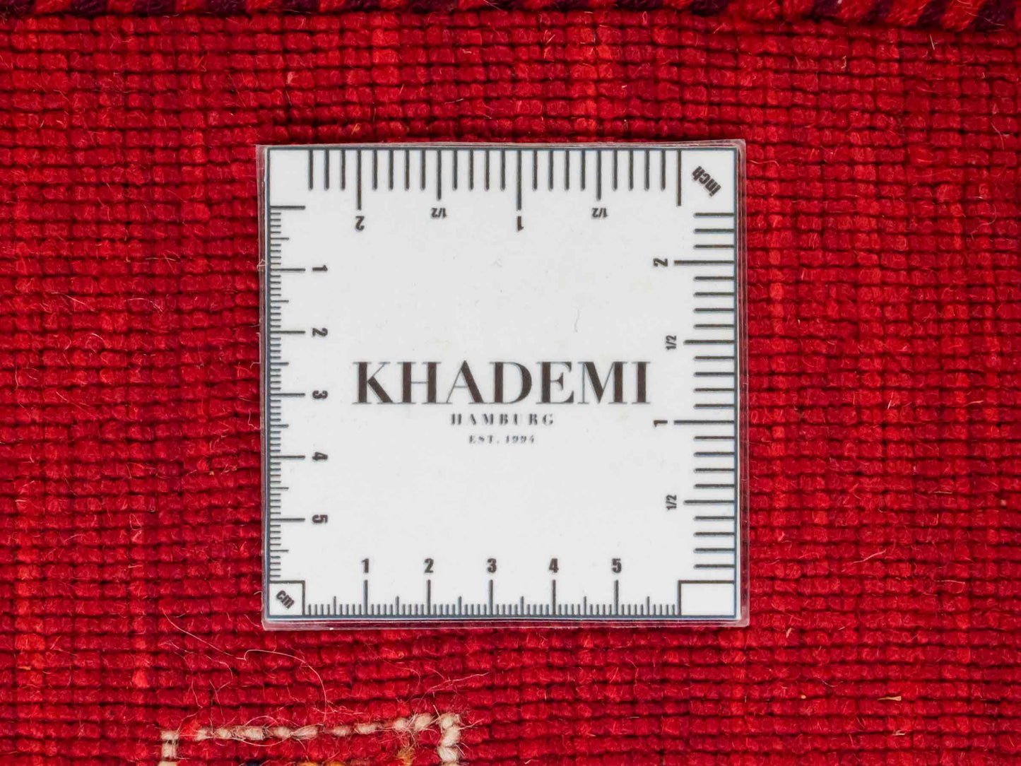 Moderner, Handloom Lori Gabbeh Orientteppich von Khademi aus Wolle, rot. Geometrisches Nomaden-Design. Produziert in Indien. Größe: 199x140cm. Teppichnummer: KB4-1779. Verkauf durch Jupiter Intl.