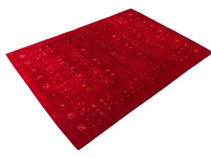 Moderner, Handloom Lori Gabbeh Orientteppich von Khademi aus Wolle, rot. Geometrisches Nomaden-Design. Produziert in Indien. Größe: 199x140cm. Teppichnummer: KB4-1779. Verkauf durch Jupiter Intl.