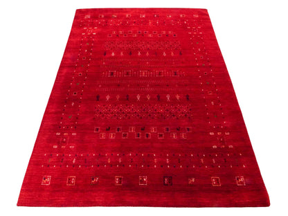 Moderner, Handloom Lori Gabbeh Orientteppich von Khademi aus Wolle, rot. Geometrisches Nomaden-Design. Produziert in Indien. Größe: 199x140cm. Teppichnummer: KB4-1779. Verkauf durch Jupiter Intl.