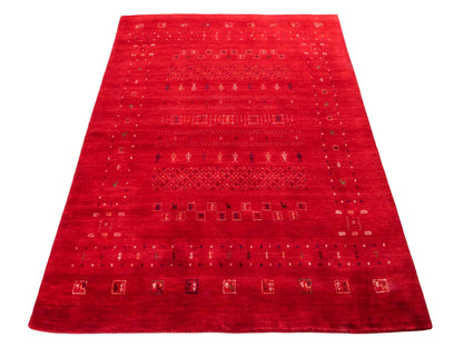 Moderner, Handloom Lori Gabbeh Orientteppich von Khademi aus Wolle, rot. Geometrisches Nomaden-Design. Produziert in Indien. Größe: 199x140cm. Teppichnummer: KB4-1779. Verkauf durch Jupiter Intl.