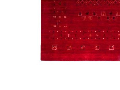 Moderner, Handloom Lori Gabbeh Orientteppich von Khademi aus Wolle, rot. Geometrisches Nomaden-Design. Produziert in Indien. Größe: 199x140cm. Teppichnummer: KB4-1779. Verkauf durch Jupiter Intl.