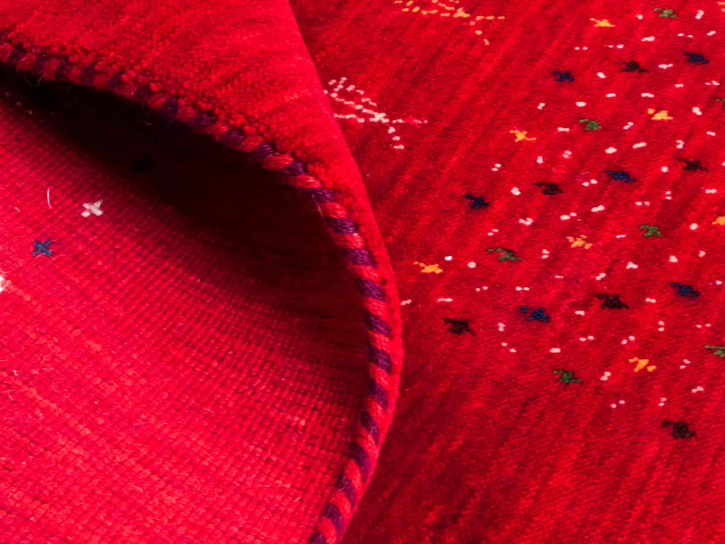 Moderner, Handloom Lori Gabbeh Orientteppich von Khademi aus Wolle, rot. Geometrisches Nomaden-Design. Produziert in Indien. Größe: 199x140cm. Teppichnummer: KB4-1779. Verkauf durch Jupiter Intl.