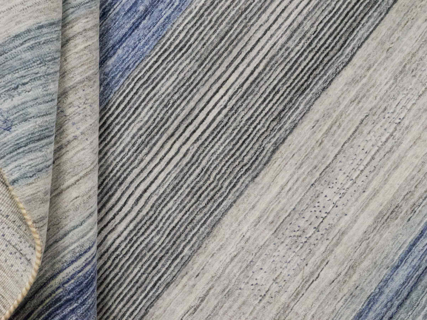 Moderner, Handloom Lori Gabbeh Orientteppich von Khademi aus Wolle, blau, cremeweiß. Geometrisches Nomaden-Design. Produziert in Indien. Größe: 200x132cm. Teppichnummer: KB4-1777. Verkauf durch Jupiter Intl.