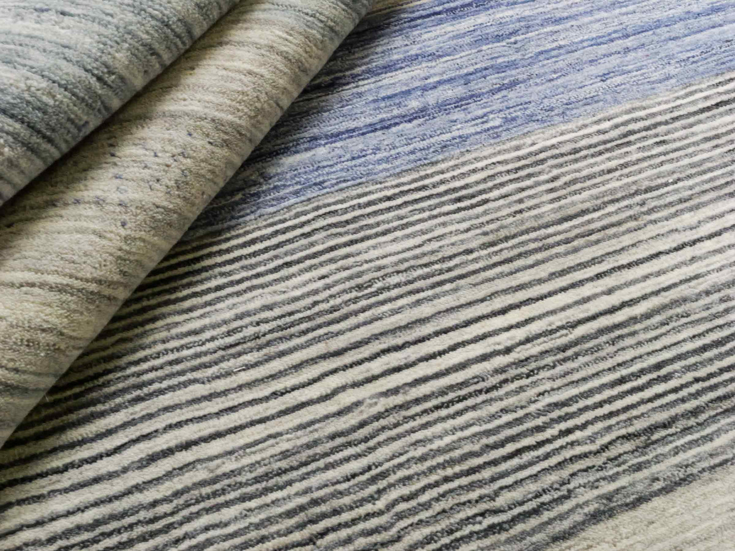 Moderner, Handloom Lori Gabbeh Orientteppich von Khademi aus Wolle, blau, cremeweiß. Geometrisches Nomaden-Design. Produziert in Indien. Größe: 200x132cm. Teppichnummer: KB4-1777. Verkauf durch Jupiter Intl.