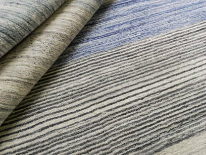 Moderner, Handloom Lori Gabbeh Orientteppich von Khademi aus Wolle, blau, cremeweiß. Geometrisches Nomaden-Design. Produziert in Indien. Größe: 200x132cm. Teppichnummer: KB4-1777. Verkauf durch Jupiter Intl.