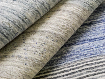 Moderner, Handloom Lori Gabbeh Orientteppich von Khademi aus Wolle, blau, cremeweiß. Geometrisches Nomaden-Design. Produziert in Indien. Größe: 200x132cm. Teppichnummer: KB4-1777. Verkauf durch Jupiter Intl.