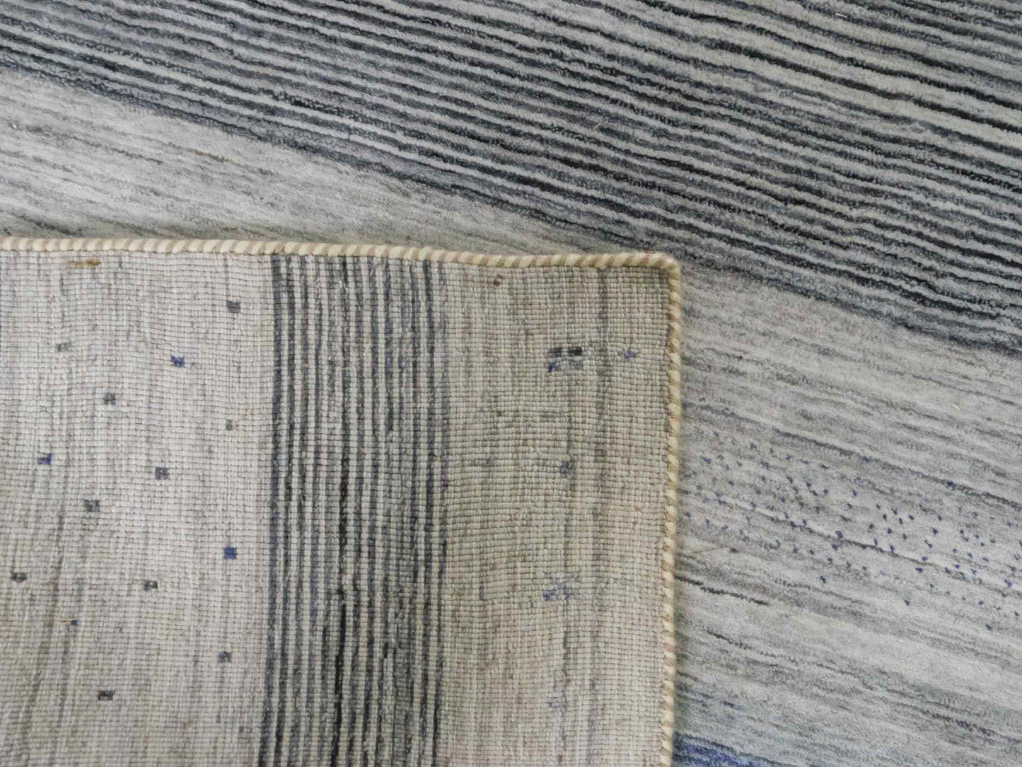 Moderner, Handloom Lori Gabbeh Orientteppich von Khademi aus Wolle, blau, cremeweiß. Geometrisches Nomaden-Design. Produziert in Indien. Größe: 200x132cm. Teppichnummer: KB4-1777. Verkauf durch Jupiter Intl.