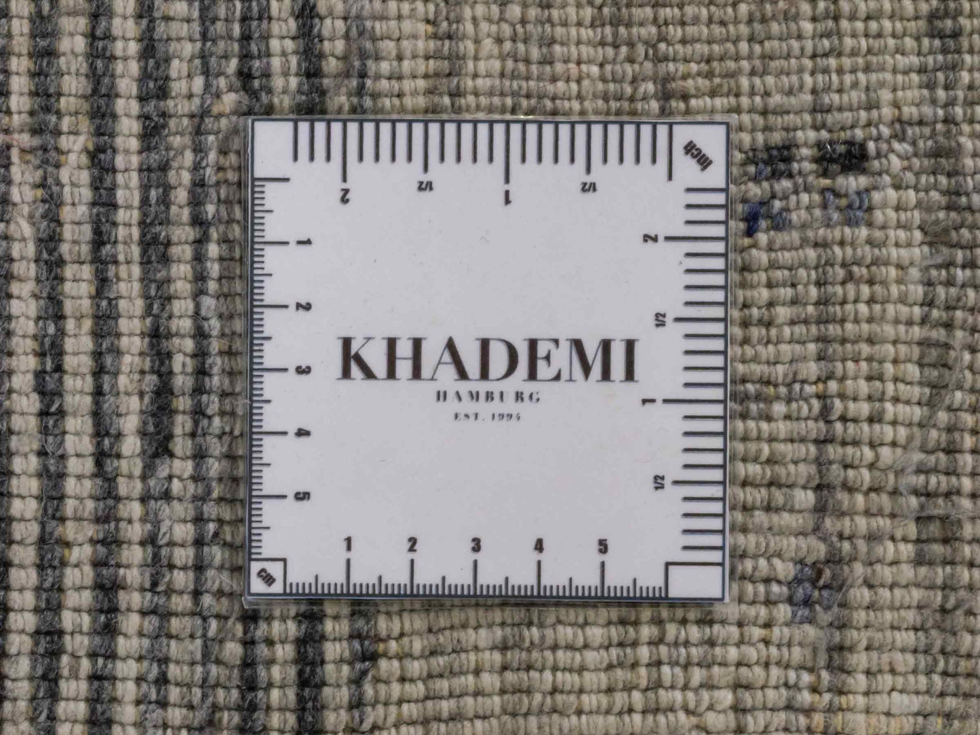 Moderner, Handloom Lori Gabbeh Orientteppich von Khademi aus Wolle, blau, cremeweiß. Geometrisches Nomaden-Design. Produziert in Indien. Größe: 200x132cm. Teppichnummer: KB4-1777. Verkauf durch Jupiter Intl.