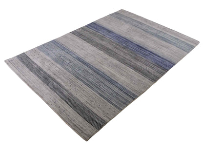 Moderner, Handloom Lori Gabbeh Orientteppich von Khademi aus Wolle, blau, cremeweiß. Geometrisches Nomaden-Design. Produziert in Indien. Größe: 200x132cm. Teppichnummer: KB4-1777. Verkauf durch Jupiter Intl.