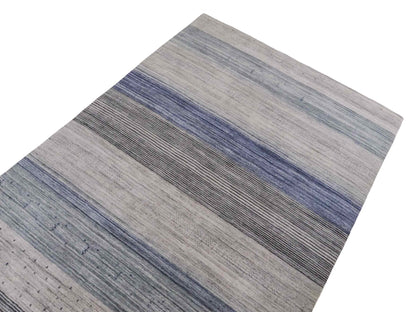 Moderner, Handloom Lori Gabbeh Orientteppich von Khademi aus Wolle, blau, cremeweiß. Geometrisches Nomaden-Design. Produziert in Indien. Größe: 200x132cm. Teppichnummer: KB4-1777. Verkauf durch Jupiter Intl.