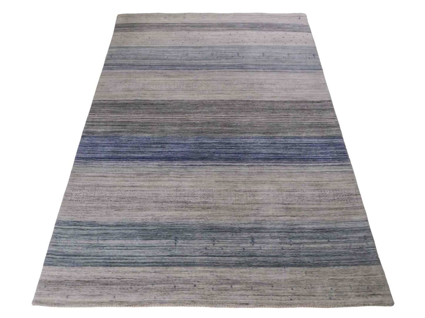 Moderner, Handloom Lori Gabbeh Orientteppich von Khademi aus Wolle, blau, cremeweiß. Geometrisches Nomaden-Design. Produziert in Indien. Größe: 200x132cm. Teppichnummer: KB4-1777. Verkauf durch Jupiter Intl.