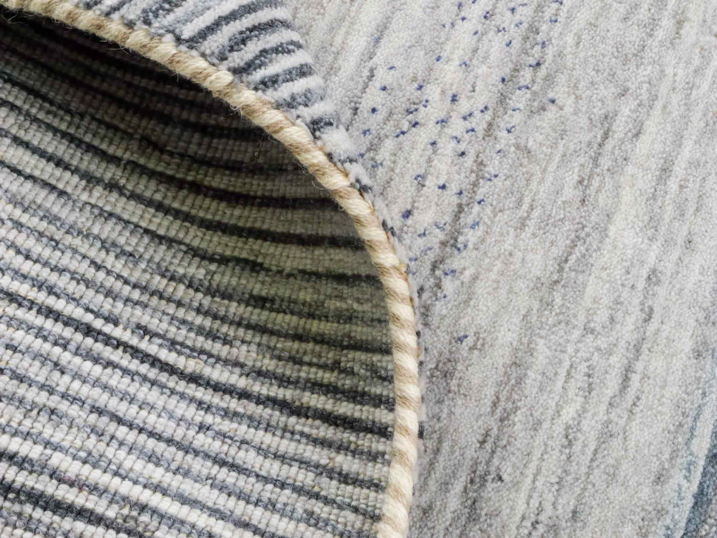 Moderner, Handloom Lori Gabbeh Orientteppich von Khademi aus Wolle, blau, cremeweiß. Geometrisches Nomaden-Design. Produziert in Indien. Größe: 200x132cm. Teppichnummer: KB4-1777. Verkauf durch Jupiter Intl.