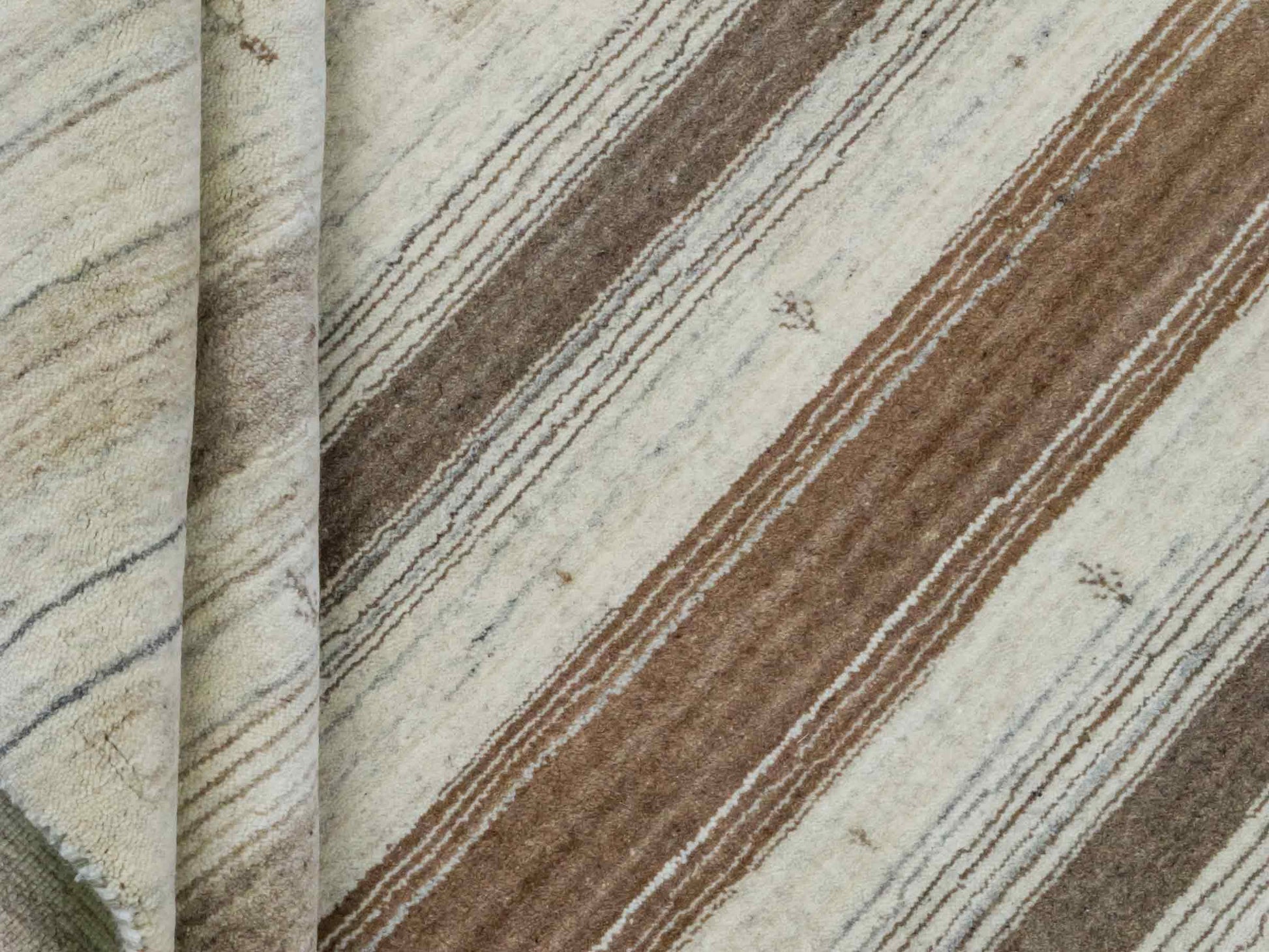 Moderner, Handloom Lori Gabbeh Orientteppich von Khademi aus Wolle, braun, beige, cremeweiß. Geometrisches Nomaden-Design. Produziert in Indien. Größe: 200x132cm. Teppichnummer: KB4-1774. Verkauf durch Jupiter Intl.