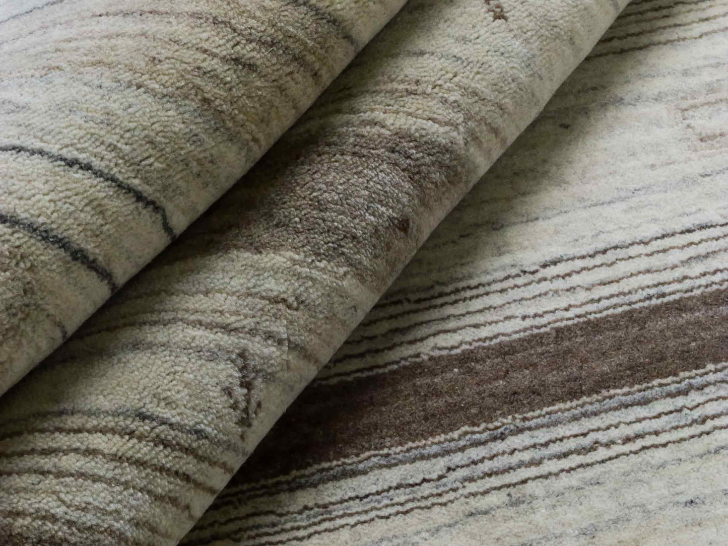 Moderner, Handloom Lori Gabbeh Orientteppich von Khademi aus Wolle, braun, beige, cremeweiß. Geometrisches Nomaden-Design. Produziert in Indien. Größe: 200x132cm. Teppichnummer: KB4-1774. Verkauf durch Jupiter Intl.