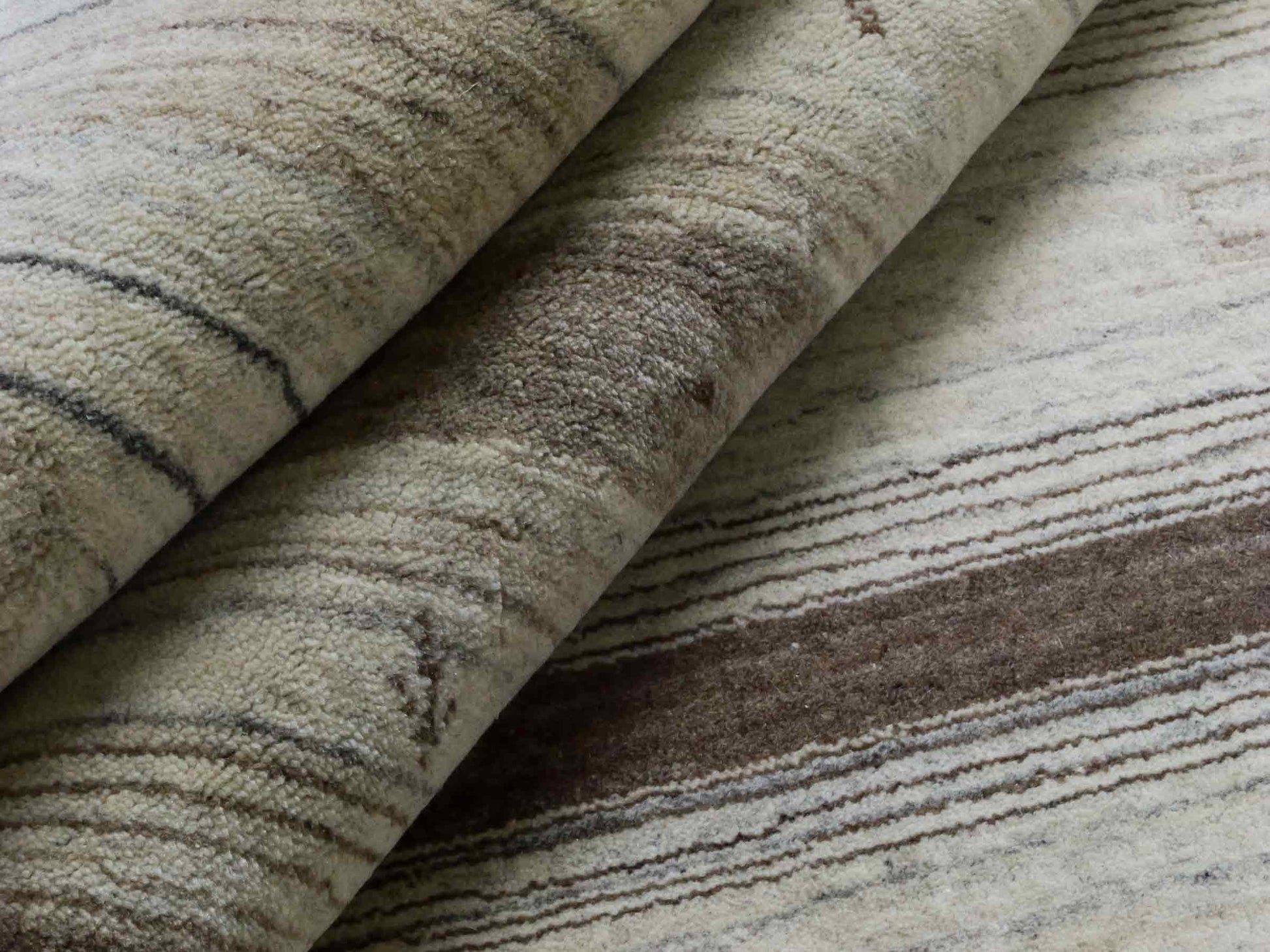 Moderner, Handloom Lori Gabbeh Orientteppich von Khademi aus Wolle, braun, beige, cremeweiß. Geometrisches Nomaden-Design. Produziert in Indien. Größe: 200x132cm. Teppichnummer: KB4-1774. Verkauf durch Jupiter Intl.