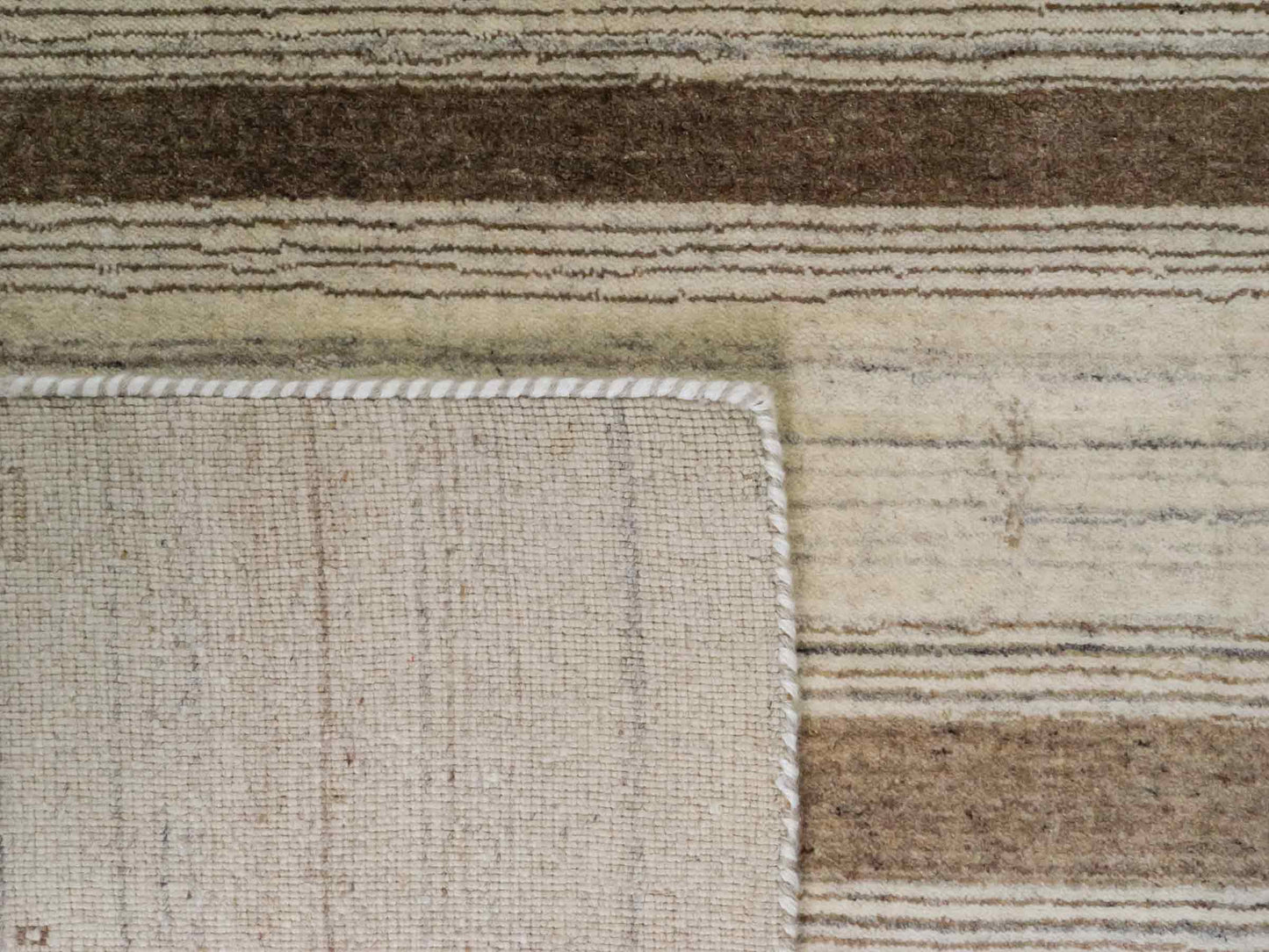 Moderner, Handloom Lori Gabbeh Orientteppich von Khademi aus Wolle, braun, beige, cremeweiß. Geometrisches Nomaden-Design. Produziert in Indien. Größe: 200x132cm. Teppichnummer: KB4-1774. Verkauf durch Jupiter Intl.