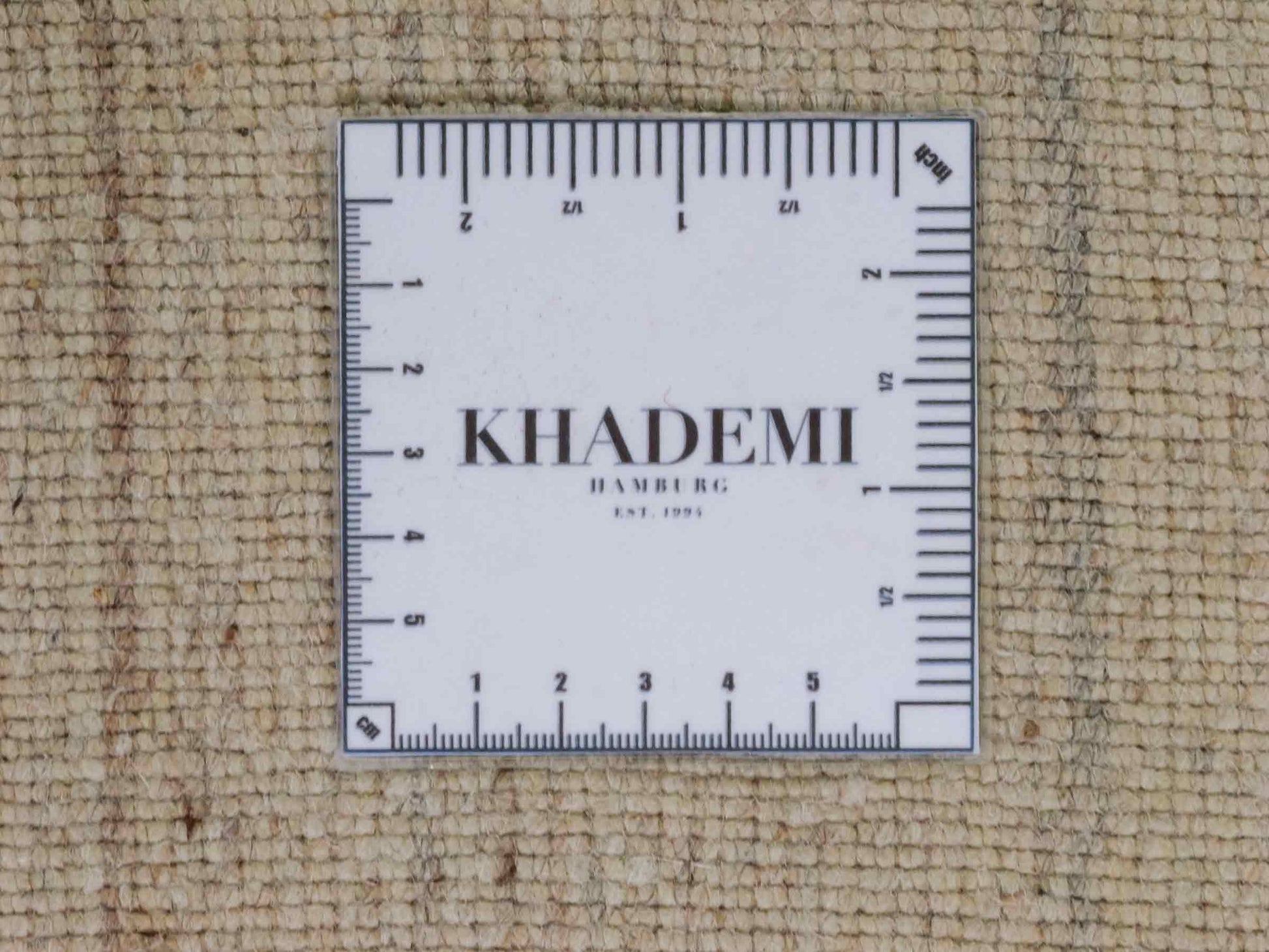 Moderner, Handloom Lori Gabbeh Orientteppich von Khademi aus Wolle, braun, beige, cremeweiß. Geometrisches Nomaden-Design. Produziert in Indien. Größe: 200x132cm. Teppichnummer: KB4-1774. Verkauf durch Jupiter Intl.