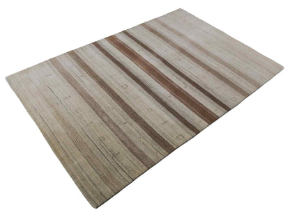 Moderner, Handloom Lori Gabbeh Orientteppich von Khademi aus Wolle, braun, beige, cremeweiß. Geometrisches Nomaden-Design. Produziert in Indien. Größe: 200x132cm. Teppichnummer: KB4-1774. Verkauf durch Jupiter Intl.