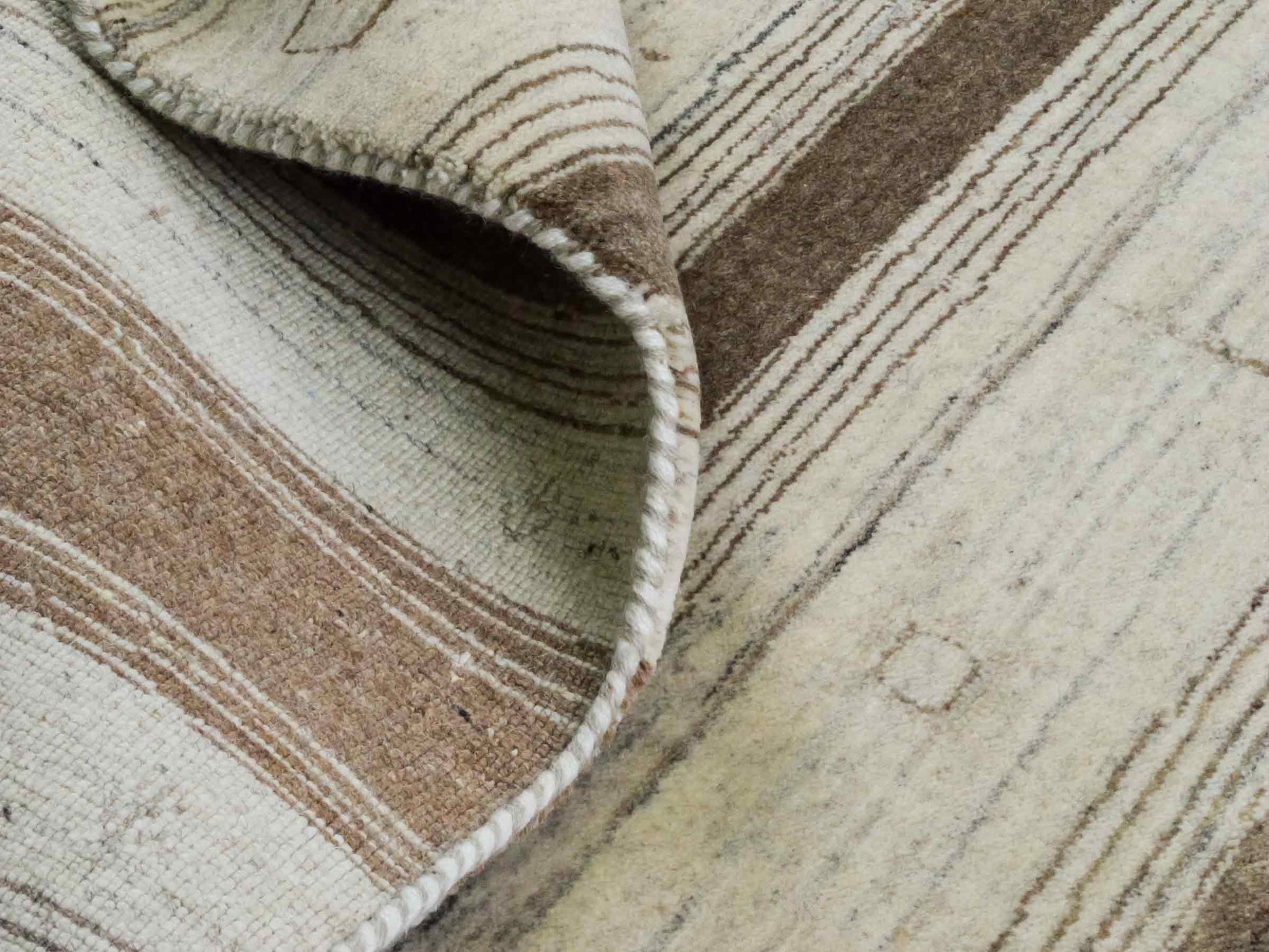 Moderner, Handloom Lori Gabbeh Orientteppich von Khademi aus Wolle, braun, beige, cremeweiß. Geometrisches Nomaden-Design. Produziert in Indien. Größe: 200x132cm. Teppichnummer: KB4-1774. Verkauf durch Jupiter Intl.