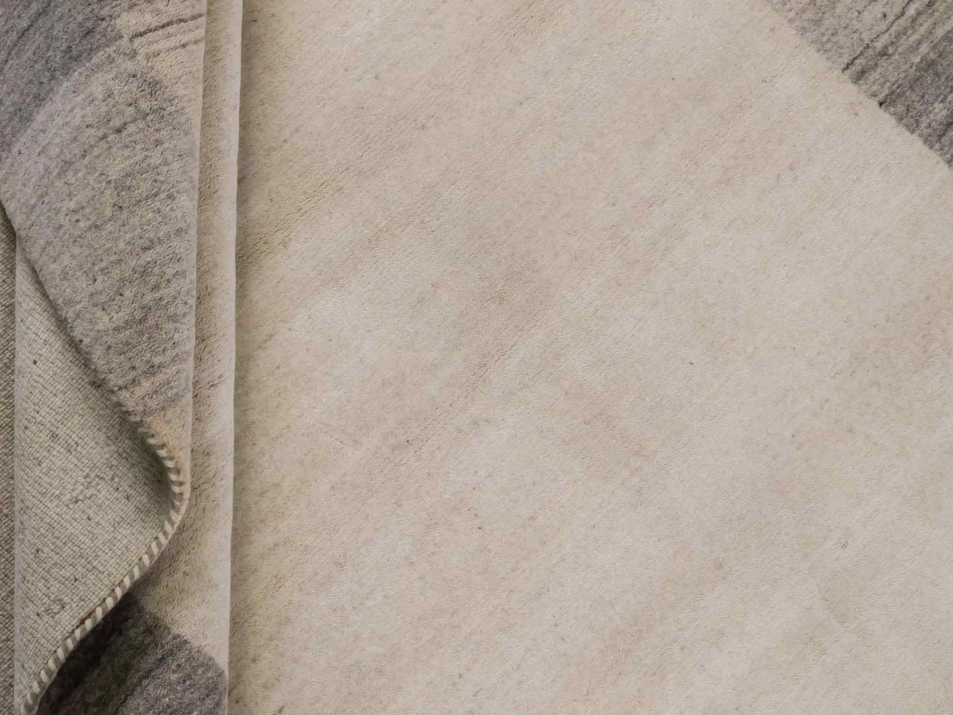 Moderner, Handloom Lori Gabbeh Orientteppich von Khademi aus Wolle, cremeweiß, grau. Geometrisches Nomaden-Design. Produziert in Indien. Größe: 200x137cm. Teppichnummer: KB4-1798. Verkauf durch Jupiter Intl.