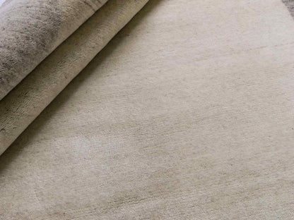 Moderner, Handloom Lori Gabbeh Orientteppich von Khademi aus Wolle, cremeweiß, grau. Geometrisches Nomaden-Design. Produziert in Indien. Größe: 200x137cm. Teppichnummer: KB4-1798. Verkauf durch Jupiter Intl.