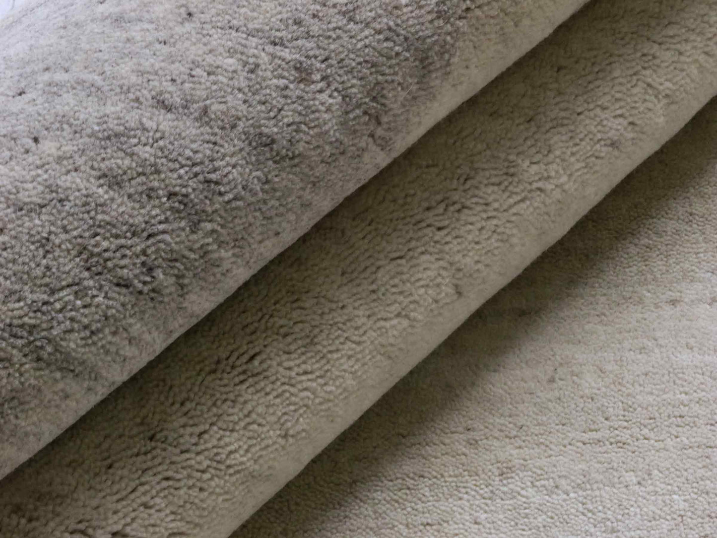 Moderner, Handloom Lori Gabbeh Orientteppich von Khademi aus Wolle, cremeweiß, grau. Geometrisches Nomaden-Design. Produziert in Indien. Größe: 200x137cm. Teppichnummer: KB4-1798. Verkauf durch Jupiter Intl.